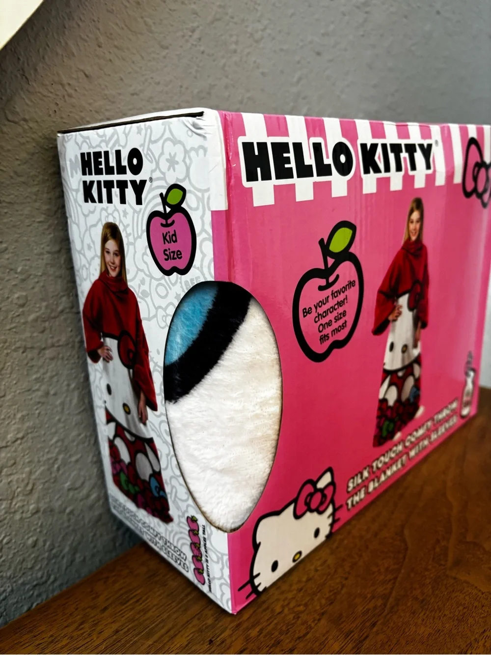Hello Kitty Silk Touch Comfy Throw - Pink & Red